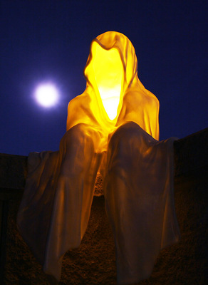 time guardians light ghosts time keepers waechter der zeit contemporary light art sculpture skulptur sculptor bildhauer manfred kielnhofer kunst kultur museum theater